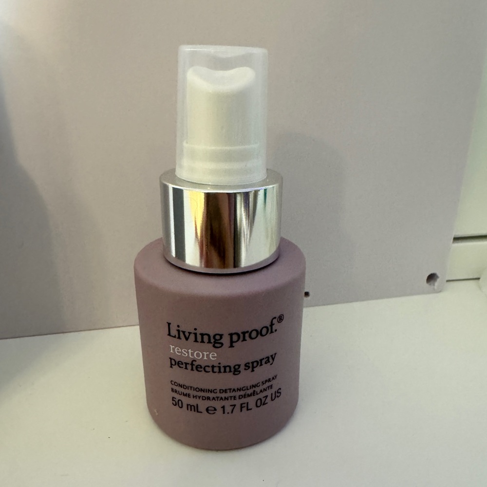 Living proof restore Perfecting spray
CONDITIONING DETANGLING SPRAY
50 mL/1.7 FL